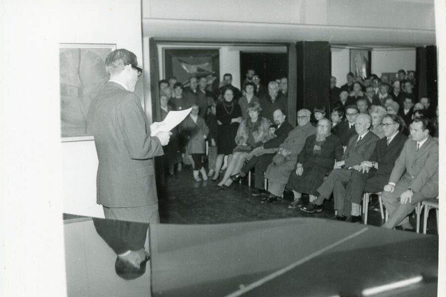 zprava: L. Kundera, B. Lacina, B. Fuchs, ?, J. B. Svrček - nadace Otakar (nečitelné)